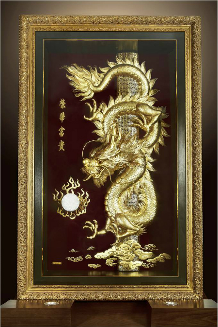 Tranh rồng vàng phù hợp với hầu hết cung mệnh tuổi tác, mang nhiều ý nghĩa tốt đẹp. tranh phong thủy