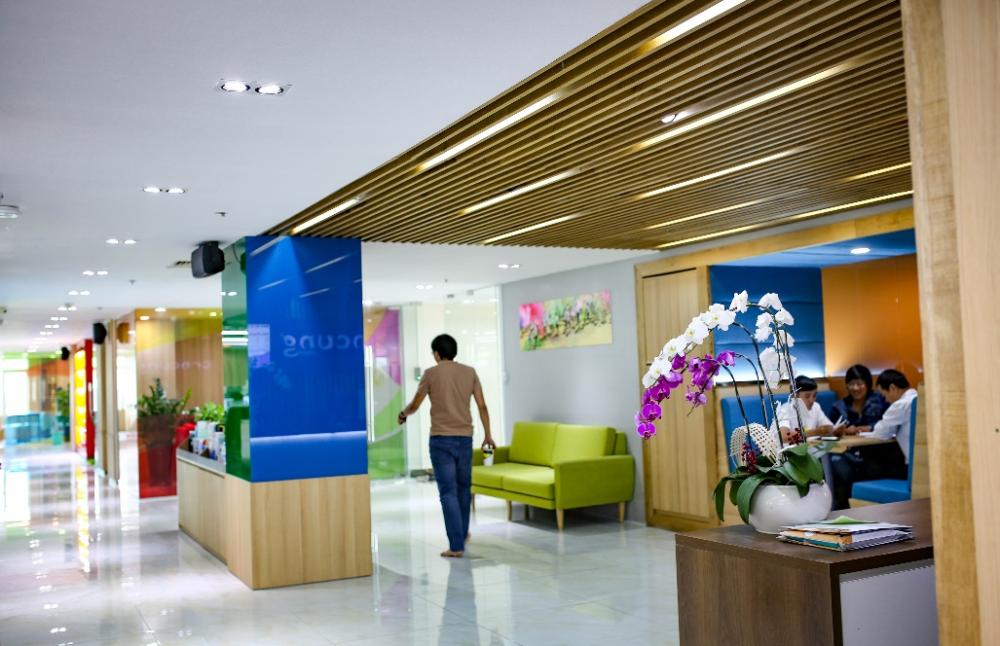 Sảnh lễ tân với ghế chờ thiết kế và màu sắc đều trẻ trung, năng động Sảnh lễ tân