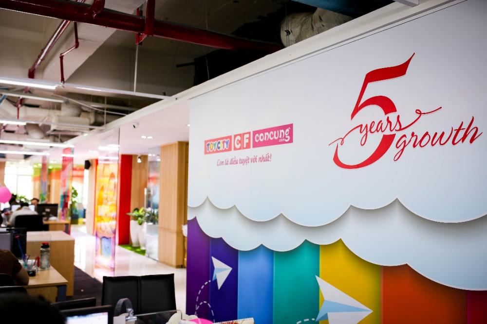 Nhiều khu vực được trang trí với những màu sắc rực rỡ trang trí văn phòng