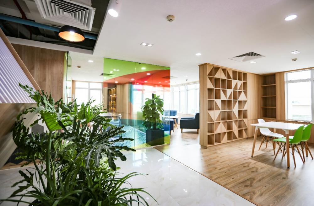 Cây xanh được bố trí xen kẽ tại nhiều vị trí trong văn phòng bố trí văn phòng