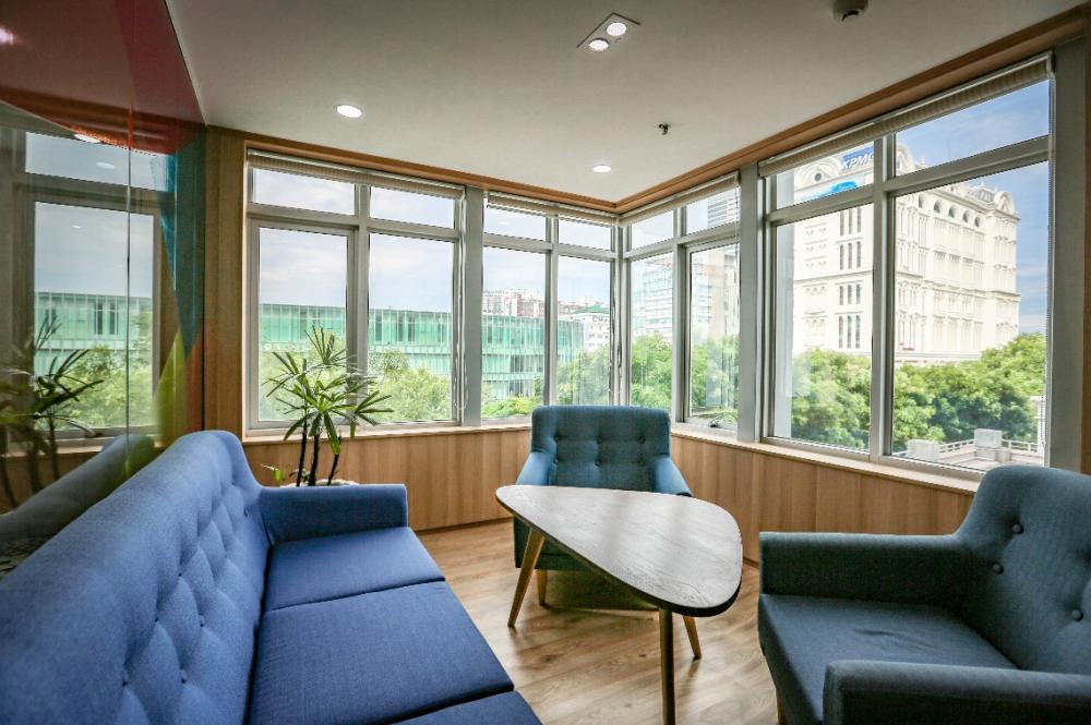 Các không gian đều được thiết kế mở để tiếp xúc tối đa với không gian xanh xung quanh của toà nhà, tạo cảm giác thư giãn cho nhân viên khi làm việc thiết kế mở