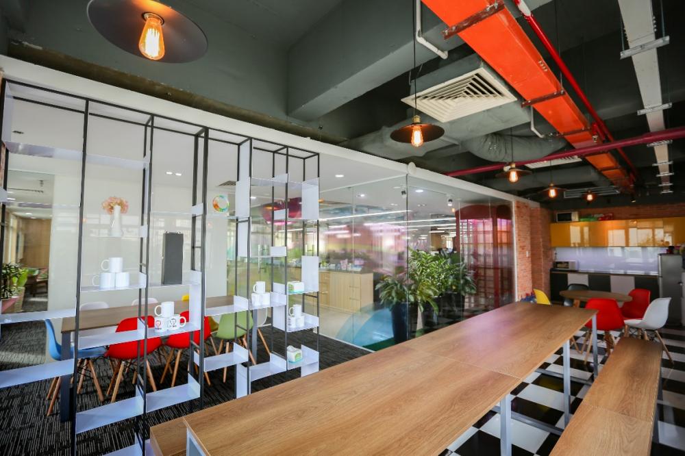 Văn phòng còn có khu vực pantry được thiết kế như một quán cà phê hiện đại thiết kế văn phòng