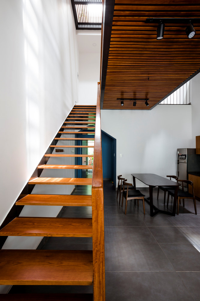 23o5studio là đơn vị thiết kế căn nhà phố nổi loạn này. căn nhà phố nổi loạn