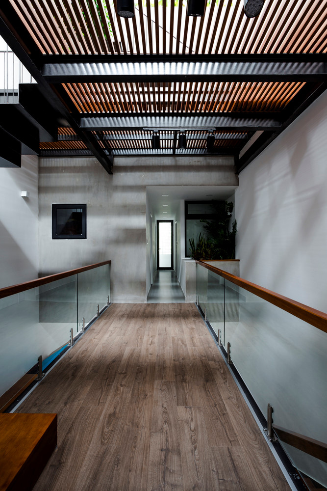 Thiết kế độc đáo của sàn gỗ trên tầng thượng giúp đem ánh sáng xuống tầng hai. thiết kế nhà đẹp