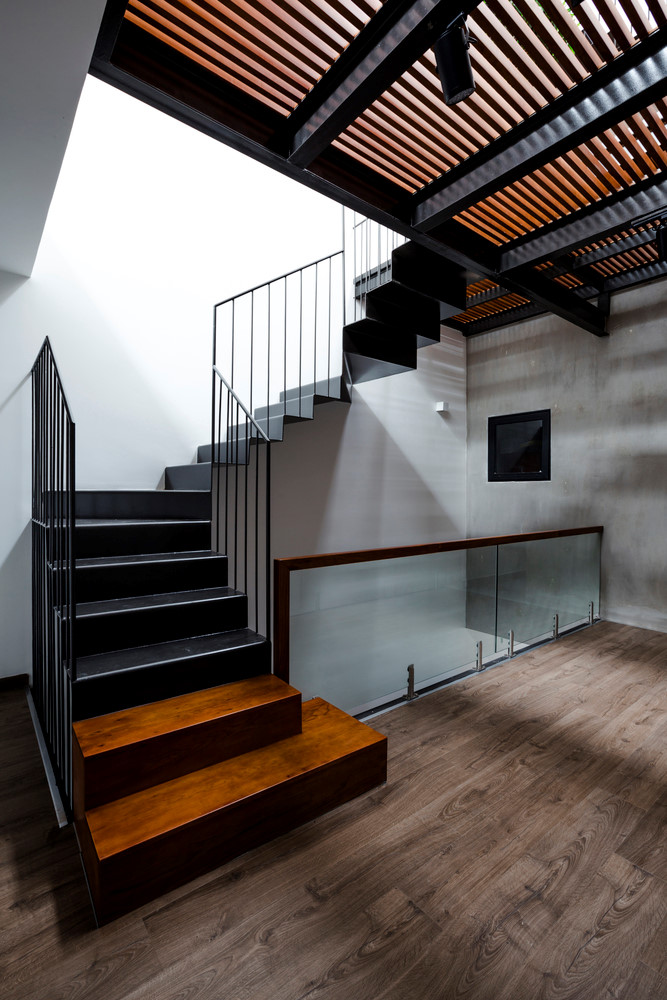 Vật liệu gỗ được nhắc lại nhiều lần trong công trình giúp đem lại cảm giác ấm áp, tiết chế bớt vẻ lạnh lẽo của vật liệu bê tông. nội thất nhà phố