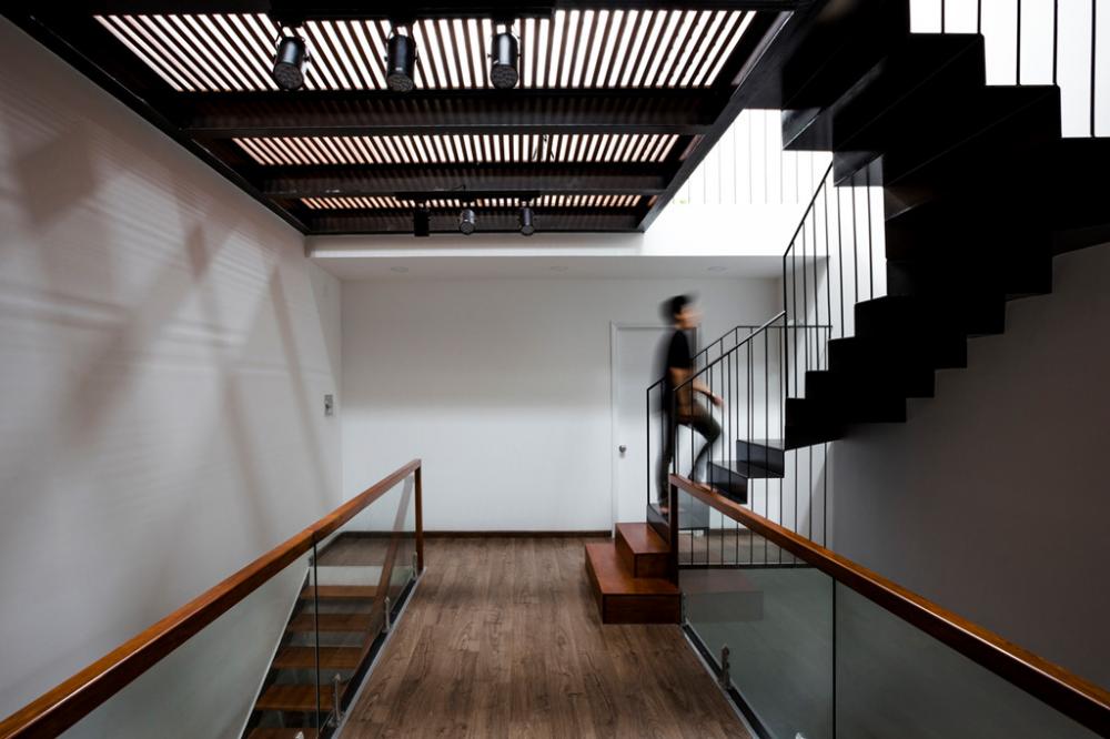 Các KTS thiết kế công trình này cho biết có thể dùng hai từ khóa chính là "ánh sáng" và "khoảng trống" để mô tả về căn nhà phố này. nhà phố đẹp