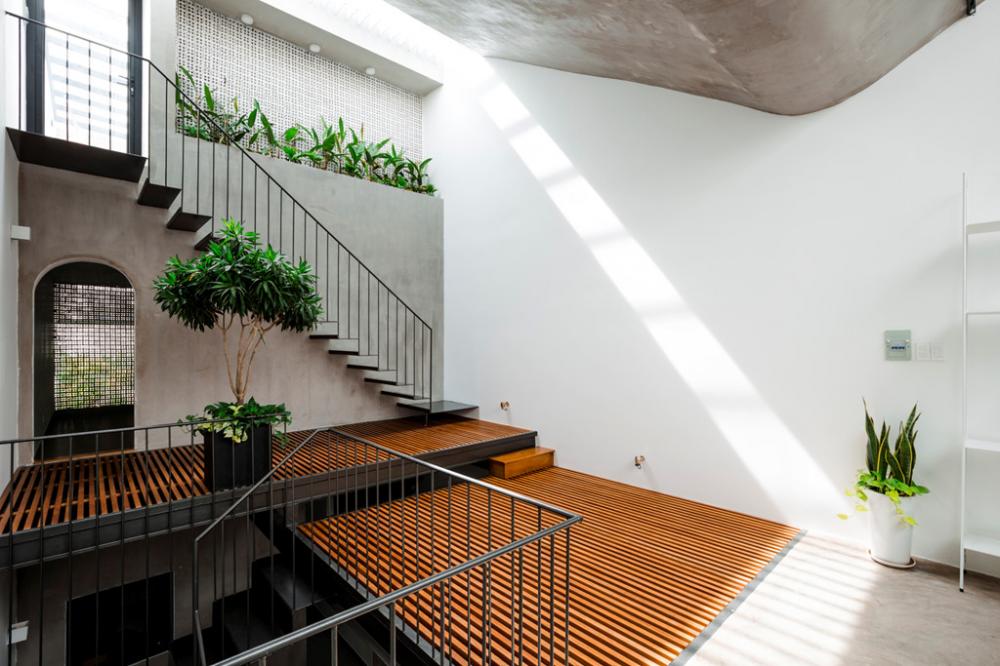 Khác hẳn với những ngôi nhà ống xung quanh, ở ngôi nhà này, khôn gian vô cùng thoáng đãng. Đây cũng là yêu cầu của vị chủ nhà ưa thích sự sáng tạo. mẫu nhà phố đẹp