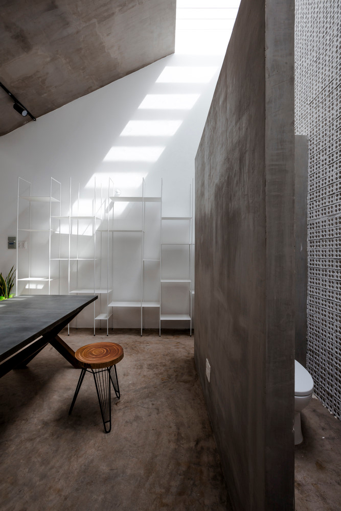 Phía sau bàn làm việc là một khu wc nhỏ tiện cho gia chủ trong sinh hoạt. công trình nhà phố