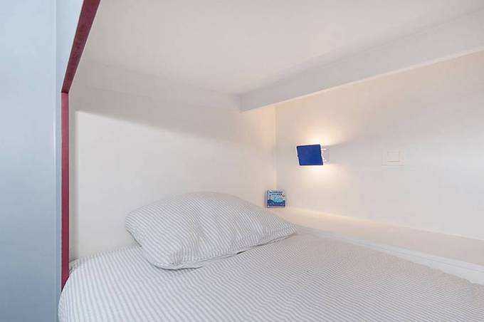 Giường ngủ khá rộng rãi, cho bé thoải mái nghỉ ngơi, chơi đùa thiết kế phòng ngủ