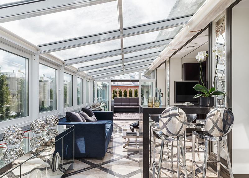 Không gian nghỉ ngơi trên tầng gác mái với thiết kế cửa kính để bạn có thể tận hưởng những tia nắng ấm áp vào dịp cuối tuần Không gian nghỉ ngơi trên tầng gác mái