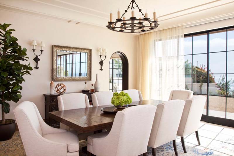 Với phòng ăn thiết kế theo phong cách châu Âu, không gian sẽ thêm lãng mạn nếu có một giá treo nến phòng ăn phong cách châu Âu