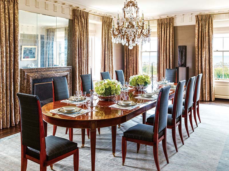 Nếu dùng đèn chùm, bạn chỉ nên dùng một bộ để không gây rối mắt không gian độc đáo