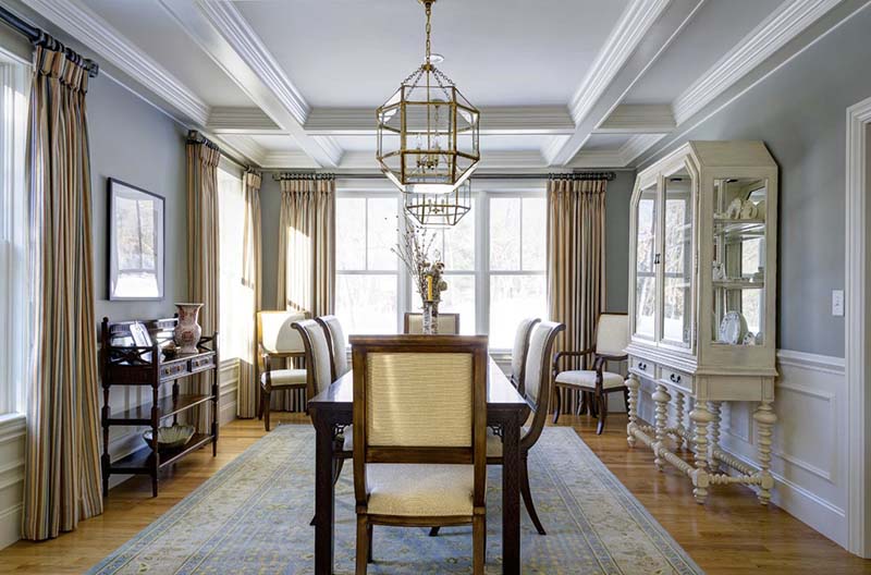 Với bộ bàn ăn kéo dài, thay vì đèn chùm, bạn có thể chọn 2-3 chiếc đèn thả với kiểu dáng đơn giản mẫu đèn đẹp