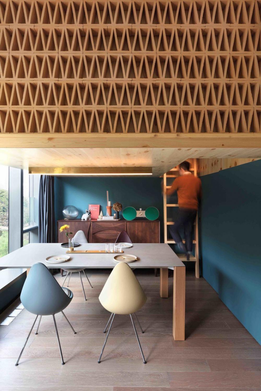 Thang gỗ dẫn lên gác xép được bố trí gọn ở góc nhà Căn hộ 20m2 có gác xép