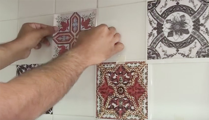 Nên chọn loại giấy dán tường họa tiết có kích thước giống với kích cỡ gạch có sẵn trên tường nhà bạn giấy dán tường họa tiết