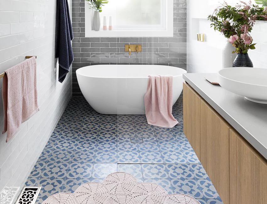 Ít ai nhận ra phòng tắm này được dán giấy họa tiết gạch bông trên bề mặt giấy họa tiết gạch bông