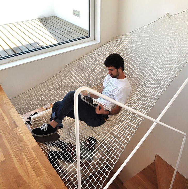 Đối với những căn nhà ống có thiết kế giếng trời xuyên thông thì lưới thư giãn bố trí bên dưới giếng trời là một thiết kế tuyệt vời Biến ngôi nhà thành thiên đường