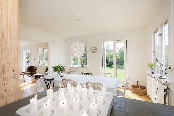 Trên bàn đặt nhiều ngọn nến sử dụng nến