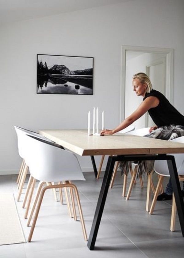 Đặt nhiều nến trên bàn trong ngôi nhà mùa đông căn hộ ấm cúng