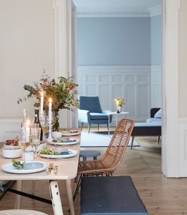 Bàn tiệc có nến và đồ ăn bàn tiệc nhỏ