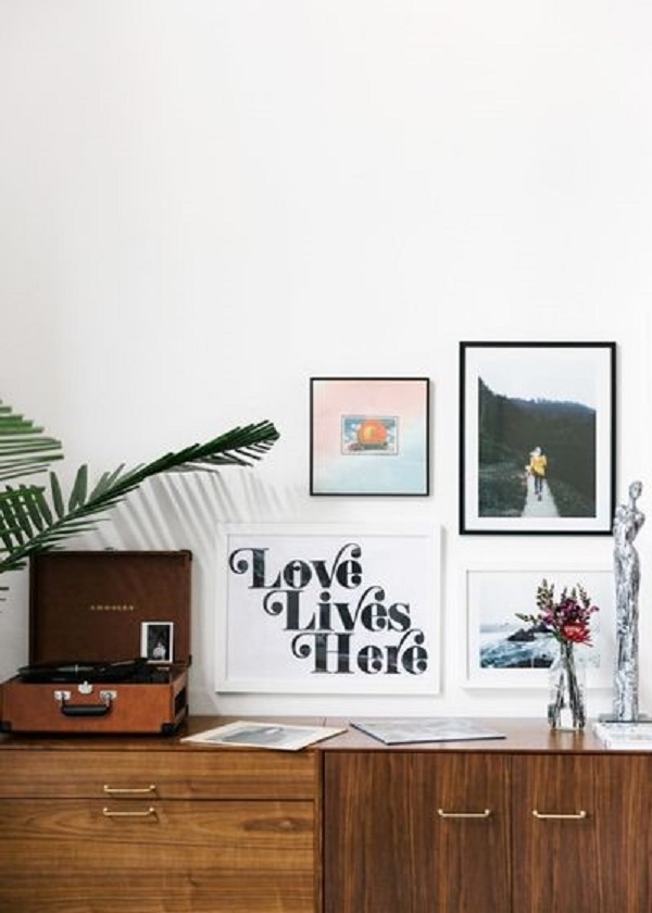 Một vài đĩa nhạc trên kệ gỗ Chuẩn bị một vài đĩa nhạc