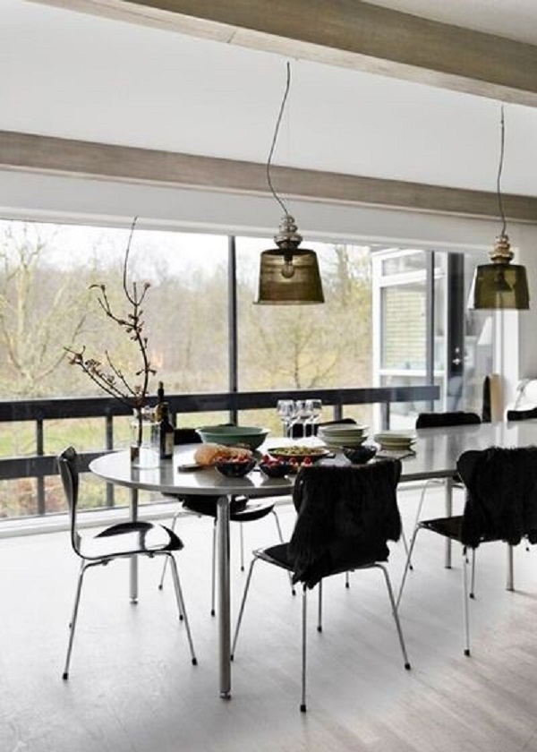 Bàn ghế với vài món bánh và đồ uống tiệc trà đơn giản