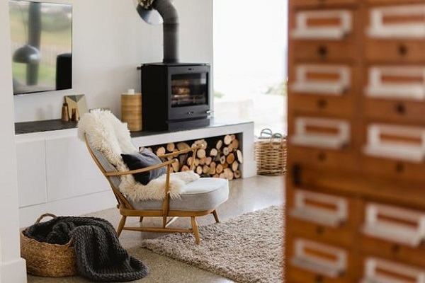 Góc thư giãn gồm ghế tựa và gối, nệm bên cửa sổ góc nhỏ thư giãn