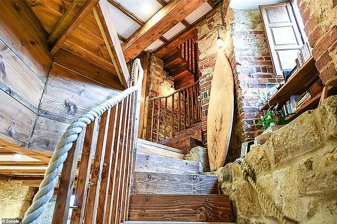 Hình ảnh chiếc cầu thang xoắn ốc trong biệt thự Tòa lâu đài