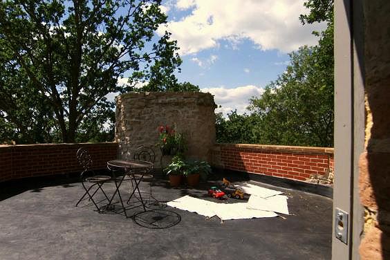 Hình ảnh sân thượng với bộ bàn ghế ngồi ngắm cảnh 20190117090006-12e2.jpg