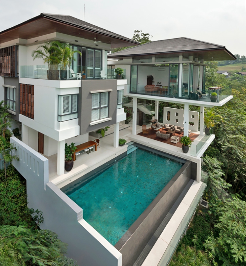 Ảnh chụp từ một góc chéo bao quát tầng 2 và tầng 3 của biệt thự, với một bể bơi lộ thiên ở phía trước thiết kế biệt thự