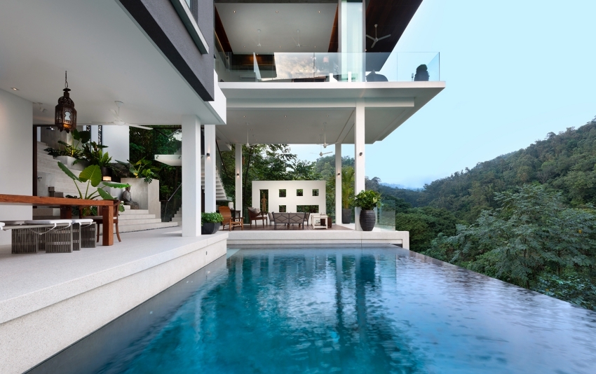 Góc ảnh cận cảnh bể bơi lộ thiên, xung quanh là cảnh rừng bể bơi biệt thự
