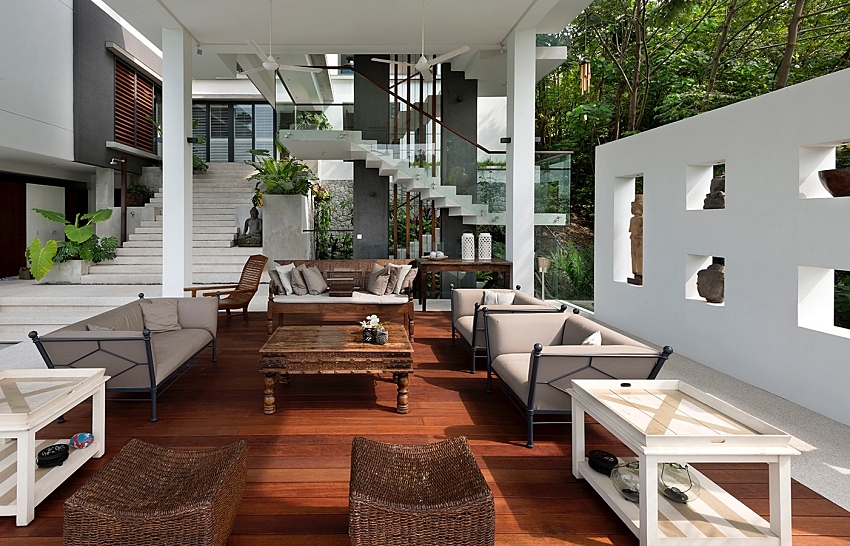 Sảnh biệt thự rộng rãi, bố trí bộ bàn và nhiều ghế để tiếp khách sảnh biệt thự