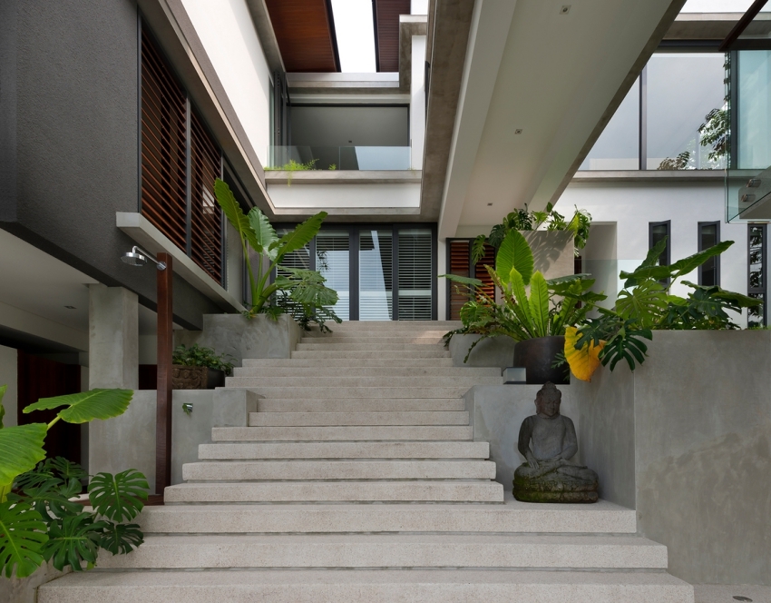 Dọc theo các bậc cầu thang là những loại cây nhiệt đới xanh tốt trang trí cầu thang biệt thự