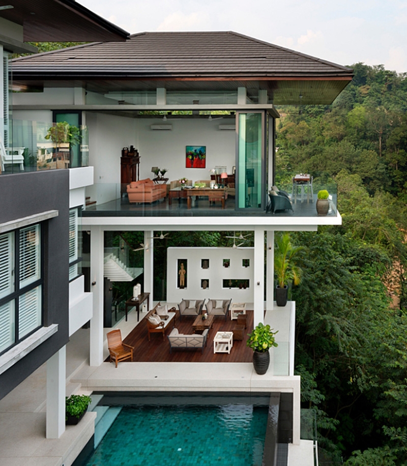 Ảnh chụp ngang mái biệt thự lợp ngói, hất xuống khu vực tầng 2, tầng 3 và bể bơi lộ thiên ở phía dưới biệt thự đẹp