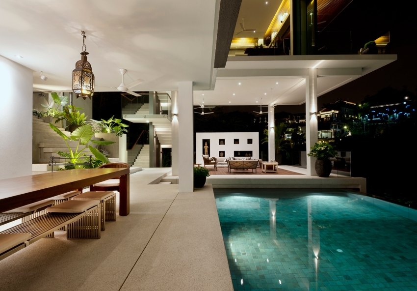 Ảnh chụp khu vực sảnh và tầng 1, bể bơi biệt thự vào buổi tối có các bóng đèn thắp sáng biệt thự đẹp