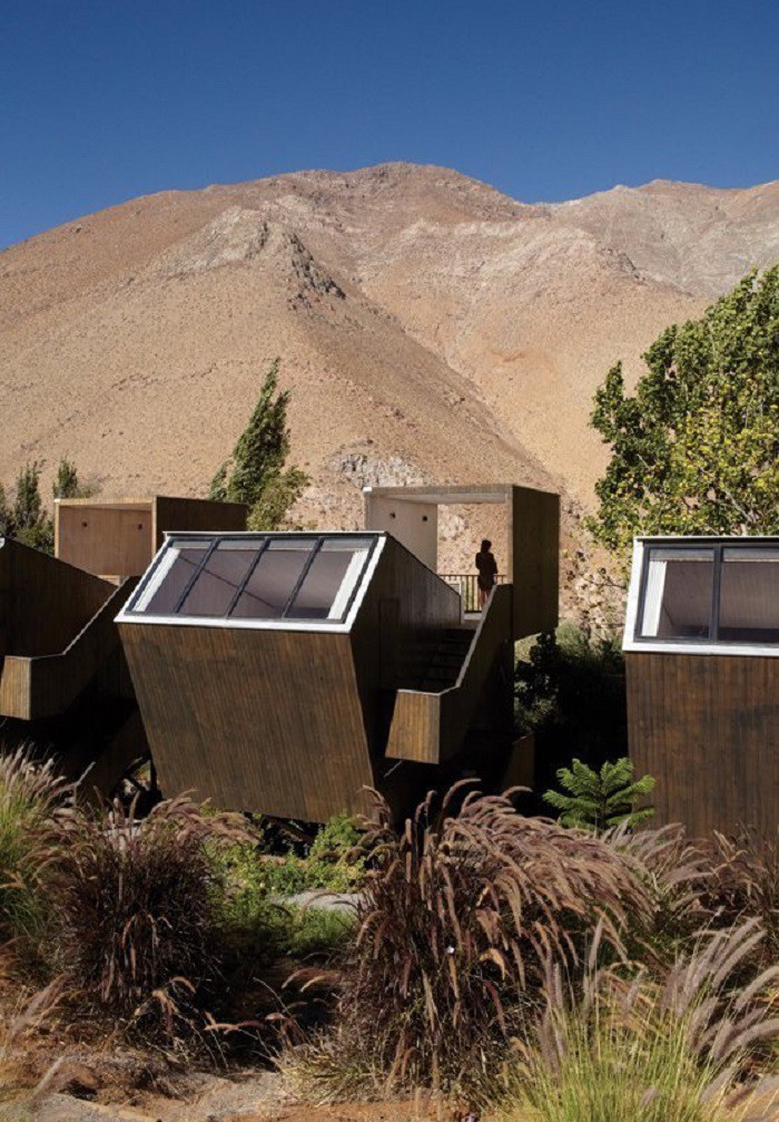 Thiết kế nhà phục vụ cho mục đích quan sát bầu trời nên có mái kính lớn bên trên, phía trước nhà là dãy núi đá hoang vu. nhà thiên văn