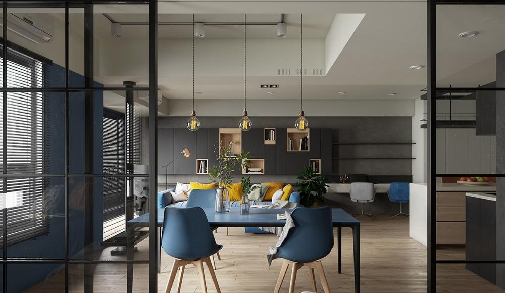 Ảnh chụp từ phía sau bàn ăn, gồm bàn chữ nhật và ghế ngồi màu xanh dương, bên trên là ba chiếc đèn treo mặt dây chuyền nội thất căn hộ đẹp
