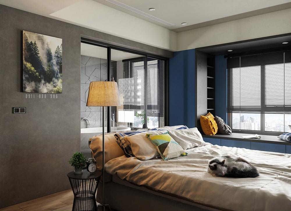 Giường ngủ có một con mèo nằm bên trên, phía đầu giường ngủ là vách kính nhìn sang phòng tắm phòng ngủ cạnh phòng tắm