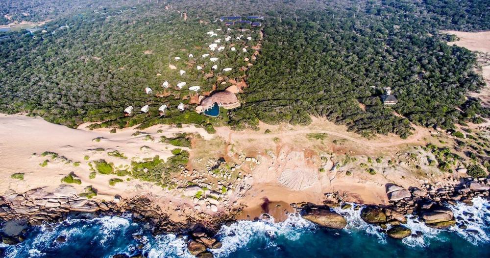 Ảnh chụp từ flycam khu nghỉ dưỡng bên bờ biển khu nghỉ dưỡng bên bờ biển