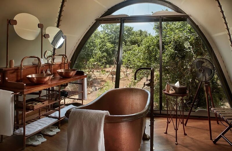 Nội thất trong phòng nghỉ dưỡng làm bằng các chất liệu địa phương như đồng đỏ, gỗ... nội thất đẹp