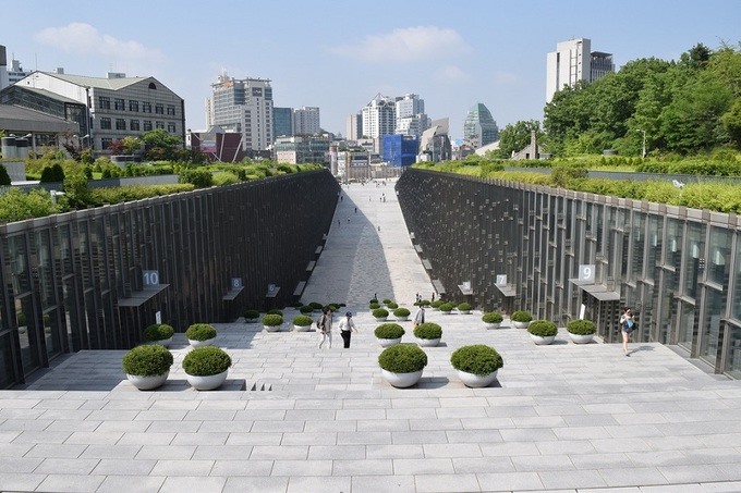 Ảnh chụp một góc kiến trúc hiện đại của ngôi trường ngôi trường ấn tượng