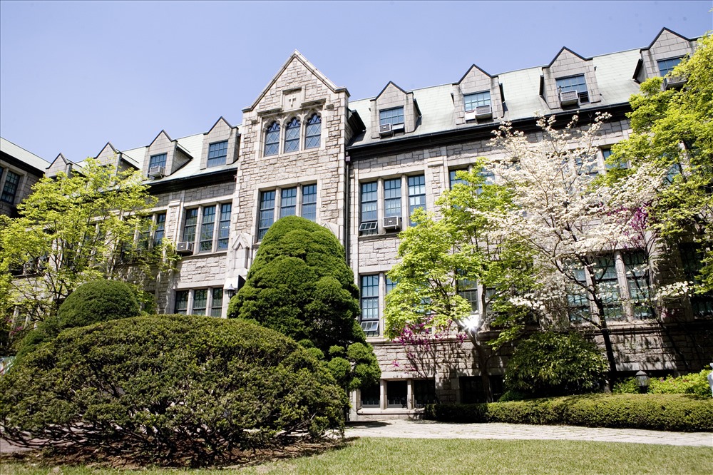 Ảnh chụp một khu vực cổ kính của trường ngôi trường cổ kính