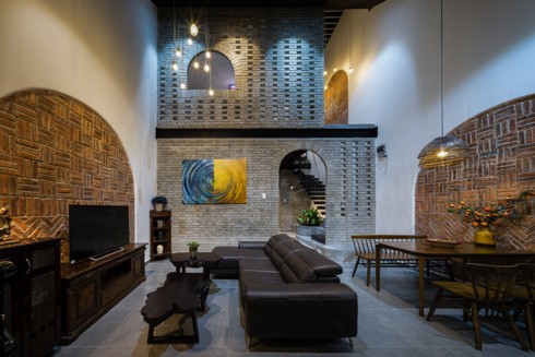 Trong ảnh là pòng khách được bố trí ngay vị trí đầu tiên của ngôi nhà với điểm nhấn là bộ sô pha lớn màu đen, phù hợp với người lớn tuổi nhà phố đẹp