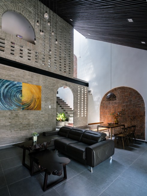 Ảnh chụp thiết kế mái nhà nghiêng không chỉ gợi nhớ hình ảnh về những ngôi nhà ở vùng nông thôn Việt Nam xưa, mà còn giúp thoát nước trong mùa mưa nhà phố ấn tượng