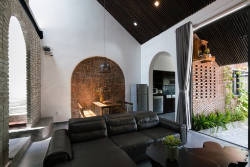 Trong ảnh là gôi nhà phố thêm phần thoáng đãng và tràn ngập ánh sáng tự nhiên nhờ bố trí giếng trời cả trước, sau và trung tâm nhà phố bình yên