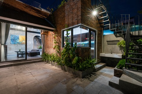 Trong ảnh là ngôi nhà phố còn có cả cầu thang ngoài trời dẫn lên sân thượng phía trên nhà phố thoáng đãng