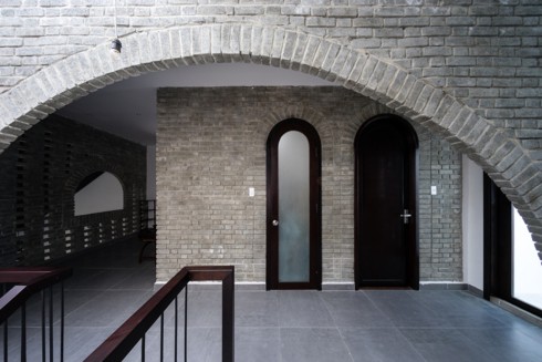 Ảnh chụp cửa và mái thiết kế hình vòng cung, đậm phong cách nhà ở nông thôn xưa Nhà phố đậm chất xưa