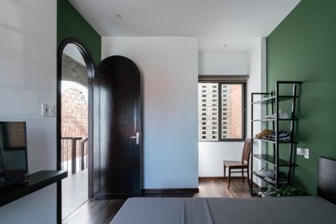 Ảnh chụp phòng ngủ của con vẫn giữ được phong thái trầm ổn và thô mộc chung của căn nhà phòng ngủ của con