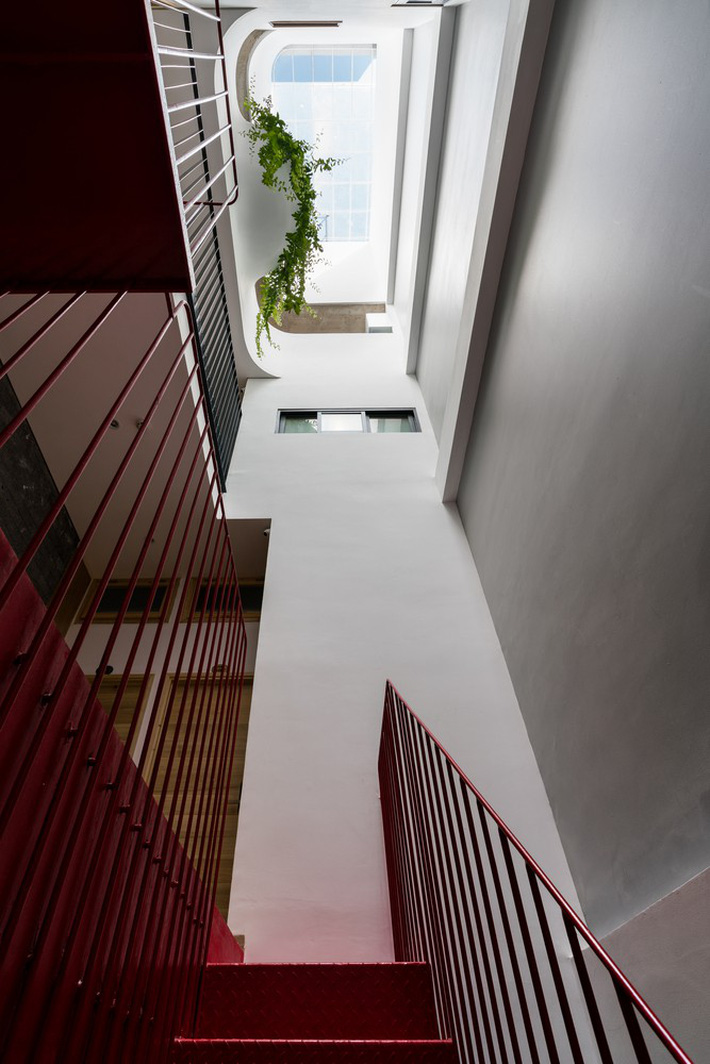 Trong ảnh là cầu thang sắt ở tầng 3, giúp việc kết nối giữa các không gian được dễ dàng hơn Không gian sống ấn tượng