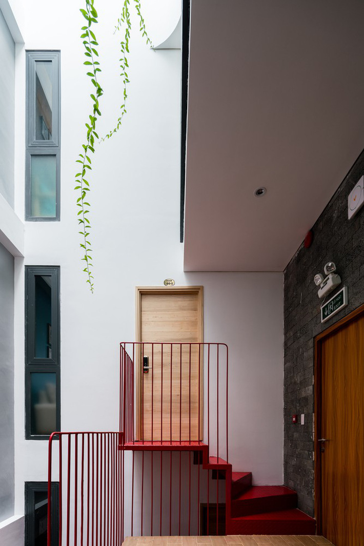 Ảnh chụp cầu thang sắt thanh mảnh, sơn đỏ trở thành điểm nổi bật trong kết cấu nội thất ngôi nhà 7 tầng Không gian sống hiện đại